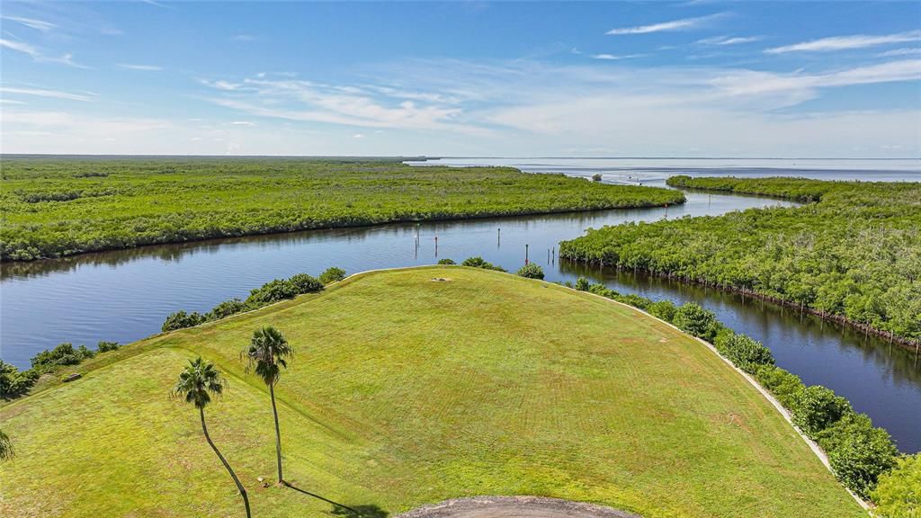 待售: $1,490,000 (4.42 acres)
