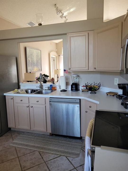 For Sale: $349,900 (3 beds, 2 baths, 1264 Square Feet)