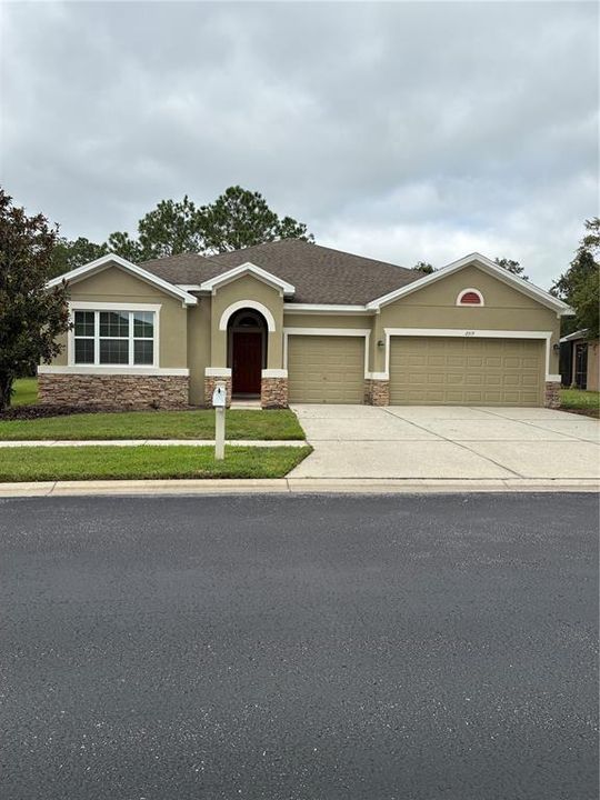 For Rent: $3,300 (4 beds, 3 baths, 2876 Square Feet)