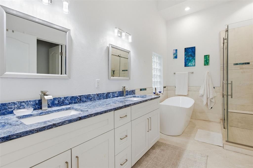 For Sale: $1,600,000 (6 beds, 4 baths, 3707 Square Feet)