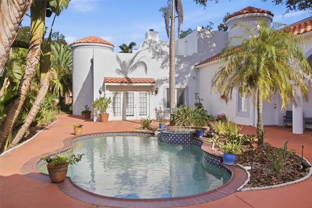 For Sale: $1,600,000 (6 beds, 4 baths, 3707 Square Feet)