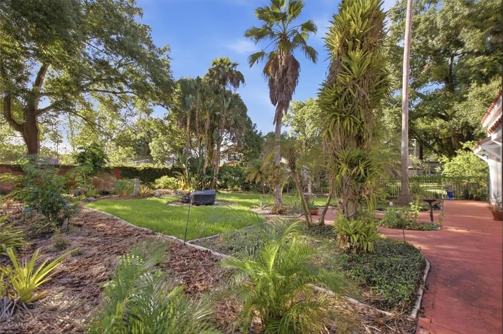 For Sale: $1,600,000 (6 beds, 4 baths, 3707 Square Feet)