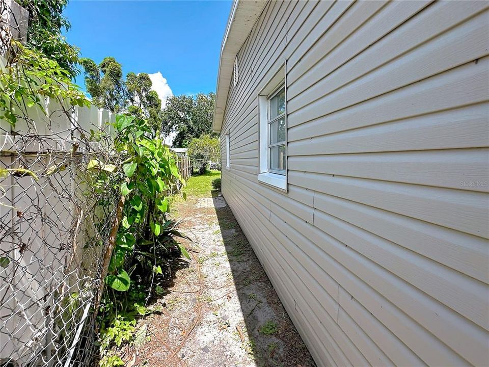 For Sale: $210,000 (2 beds, 1 baths, 1202 Square Feet)