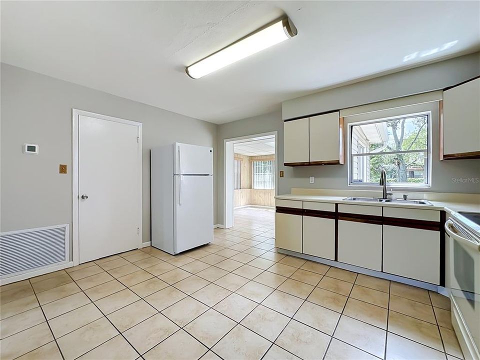 For Sale: $210,000 (2 beds, 1 baths, 1202 Square Feet)