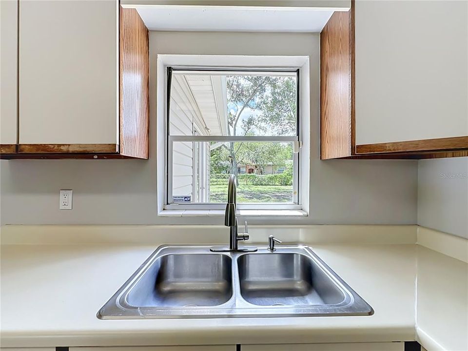 For Sale: $210,000 (2 beds, 1 baths, 1202 Square Feet)