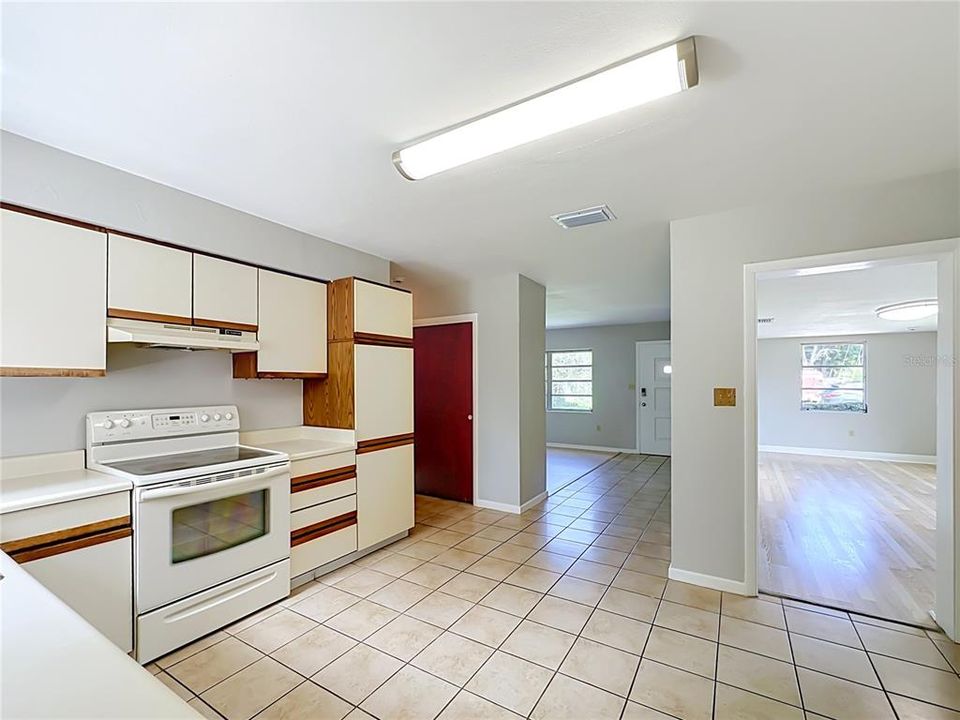 For Sale: $210,000 (2 beds, 1 baths, 1202 Square Feet)