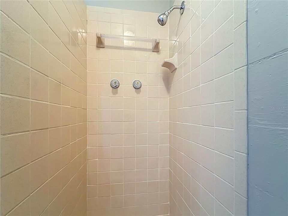 For Sale: $210,000 (2 beds, 1 baths, 1202 Square Feet)