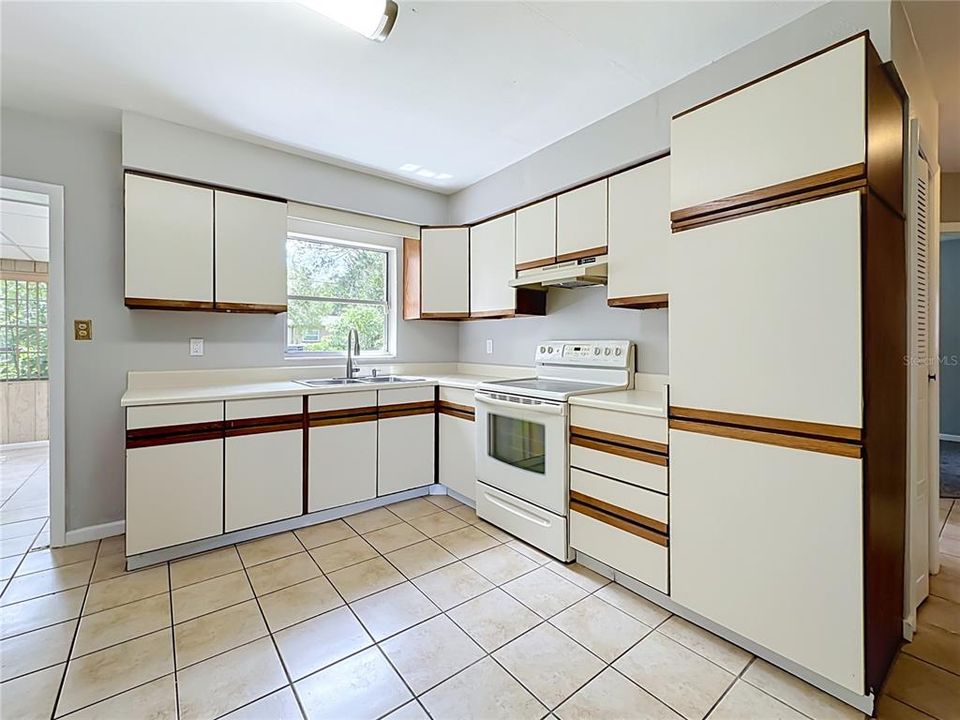 For Sale: $210,000 (2 beds, 1 baths, 1202 Square Feet)