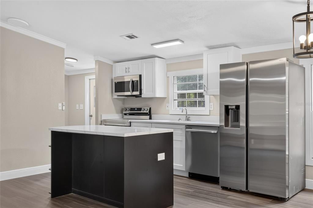 Active With Contract: $199,900 (3 beds, 2 baths, 1152 Square Feet)