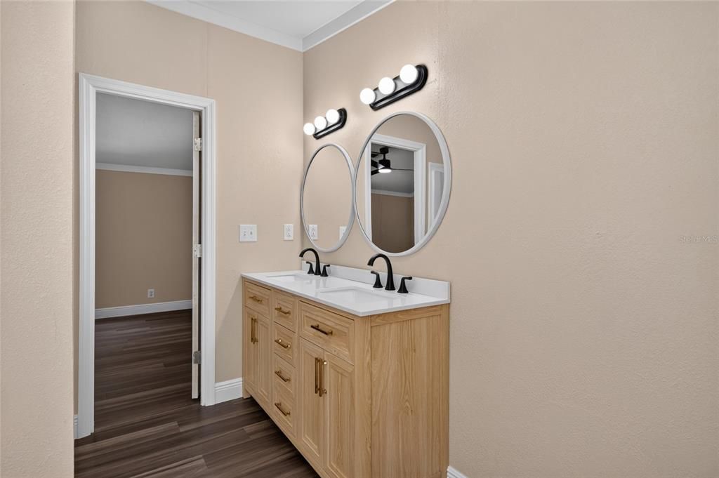 Active With Contract: $199,900 (3 beds, 2 baths, 1152 Square Feet)