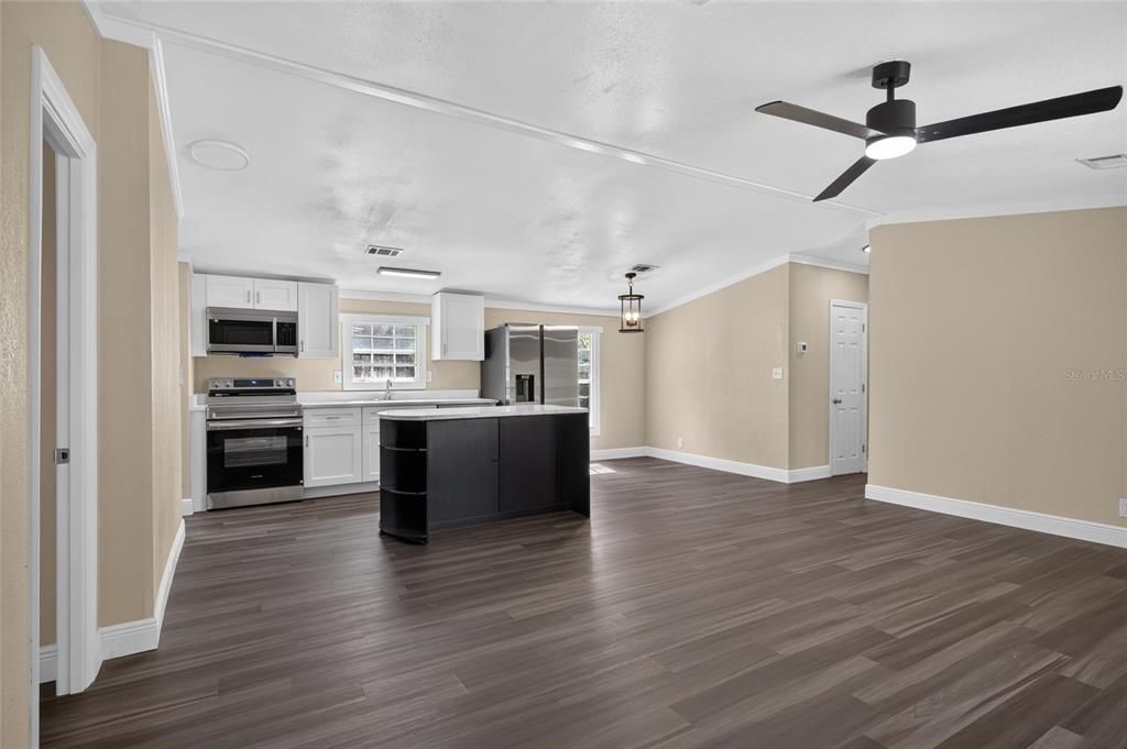 Active With Contract: $199,900 (3 beds, 2 baths, 1152 Square Feet)