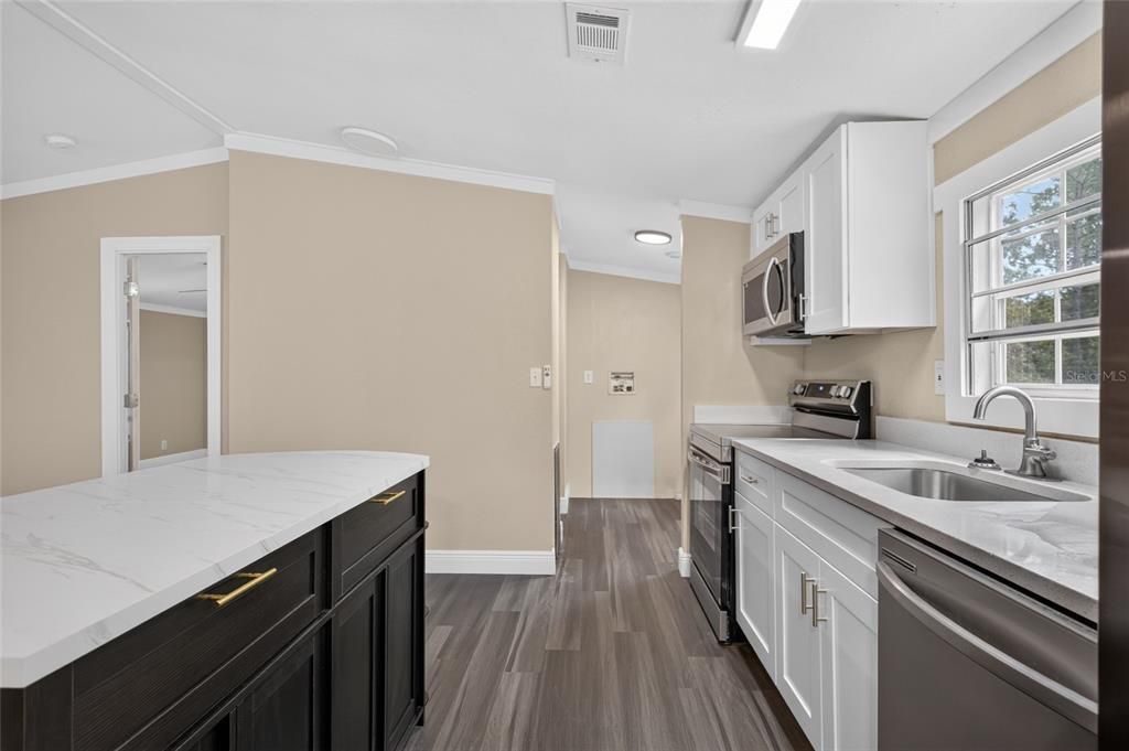 Active With Contract: $199,900 (3 beds, 2 baths, 1152 Square Feet)