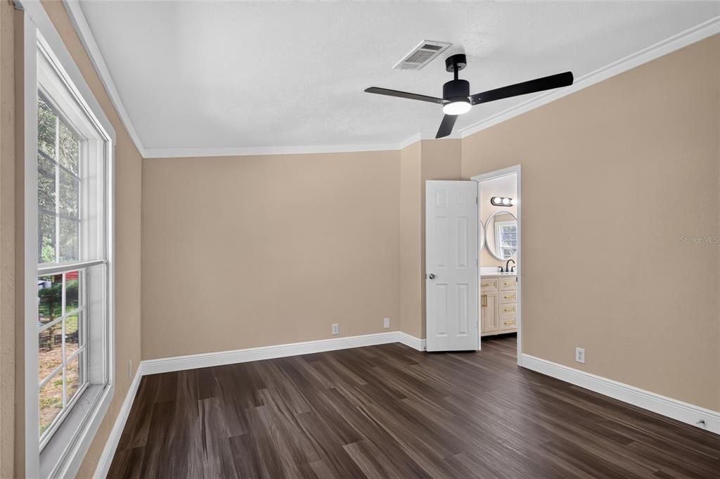 Active With Contract: $199,900 (3 beds, 2 baths, 1152 Square Feet)