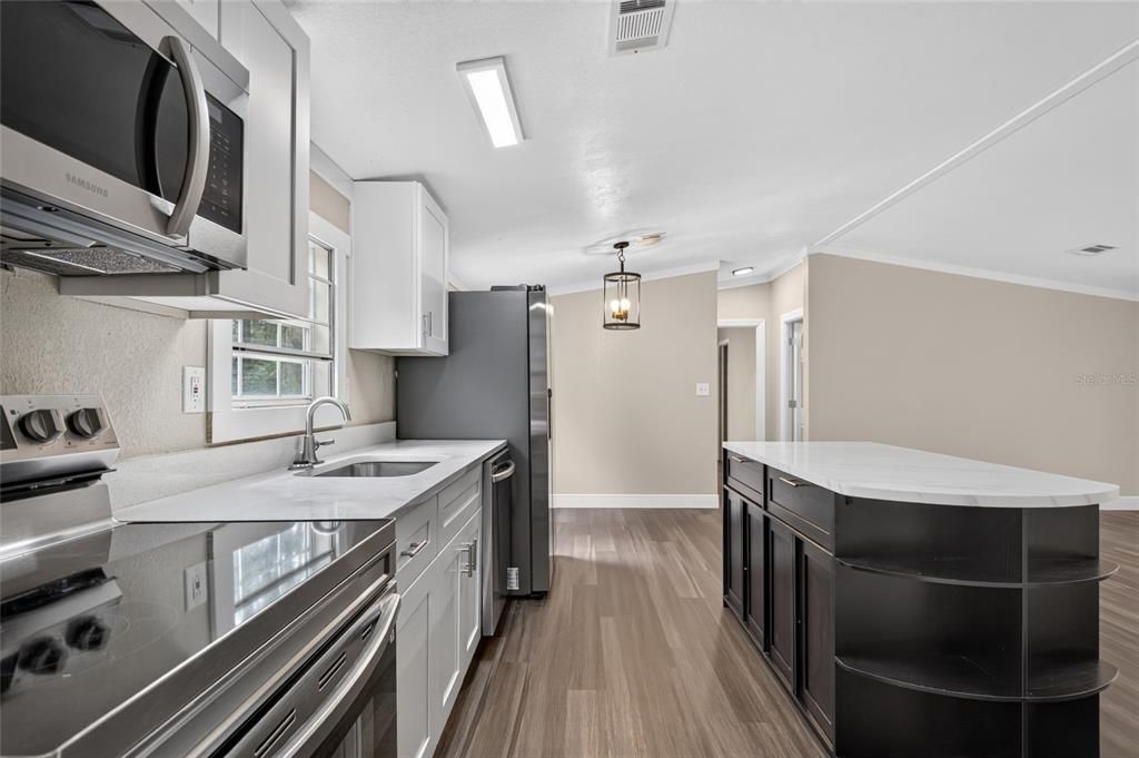 Active With Contract: $199,900 (3 beds, 2 baths, 1152 Square Feet)