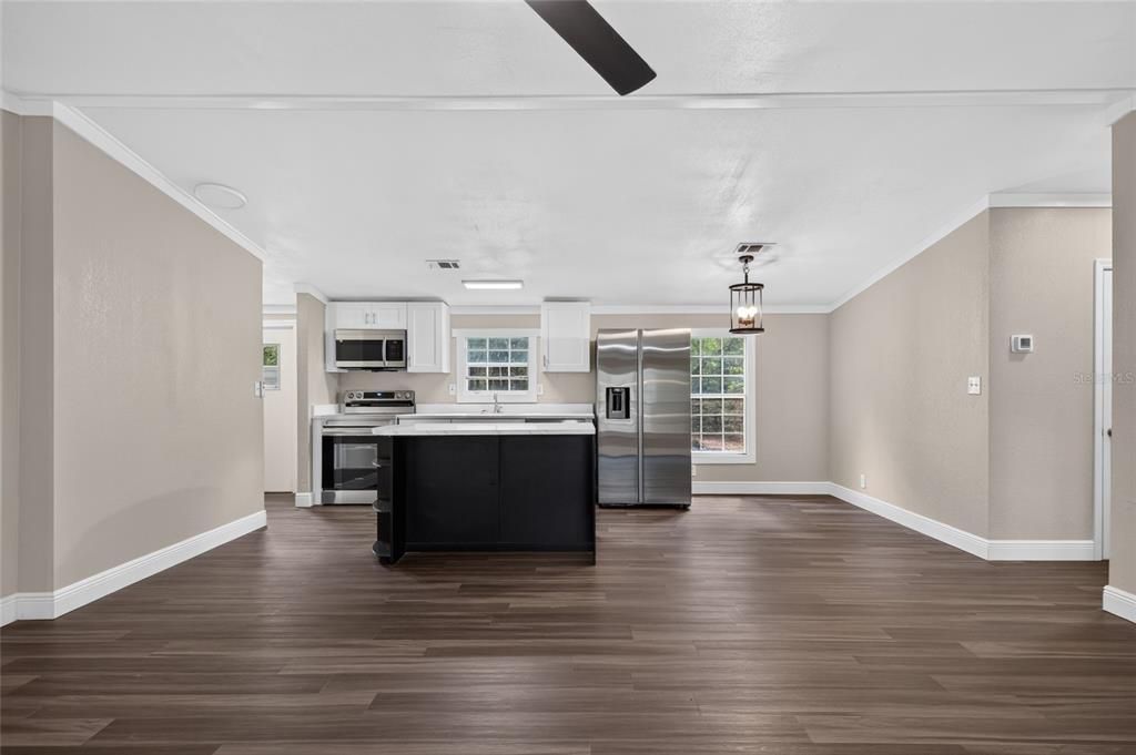Active With Contract: $199,900 (3 beds, 2 baths, 1152 Square Feet)