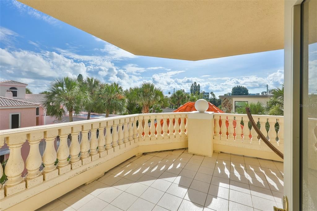 En Venta: $1,400,000 (3 camas, 3 baños, 2247 Pies cuadrados)