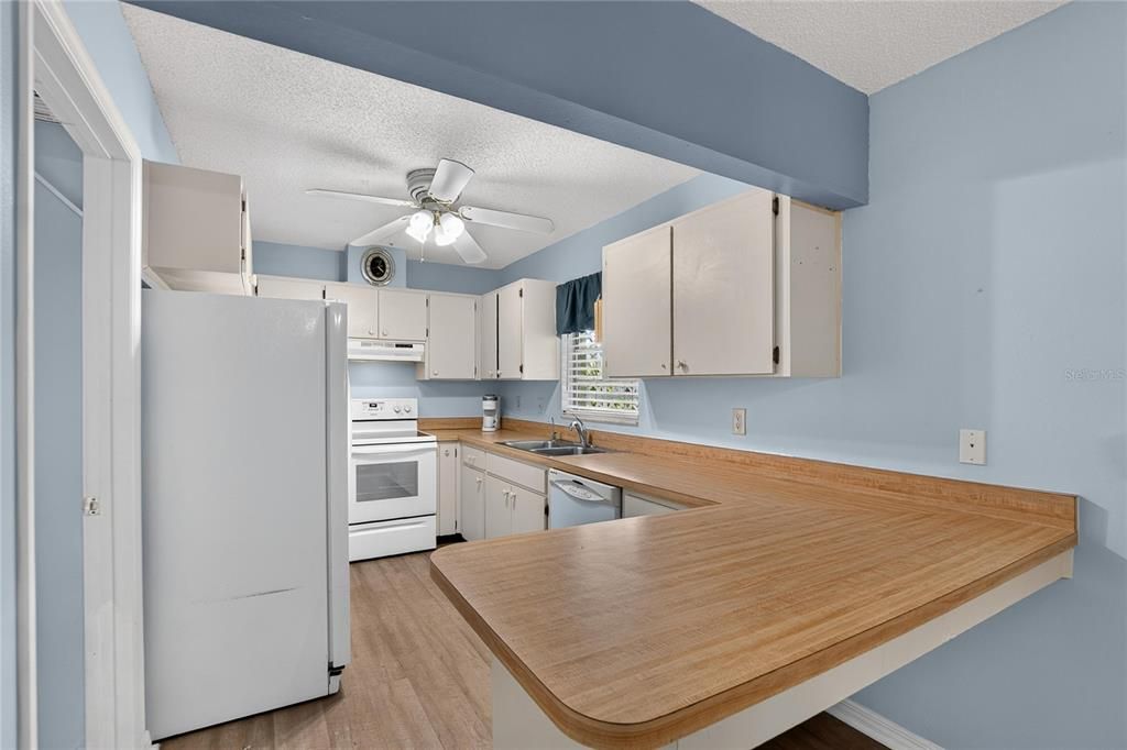 For Sale: $130,000 (2 beds, 2 baths, 1149 Square Feet)