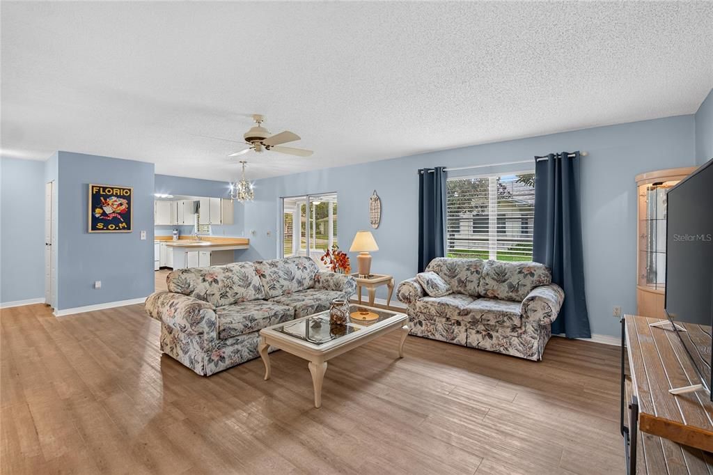 For Sale: $130,000 (2 beds, 2 baths, 1149 Square Feet)