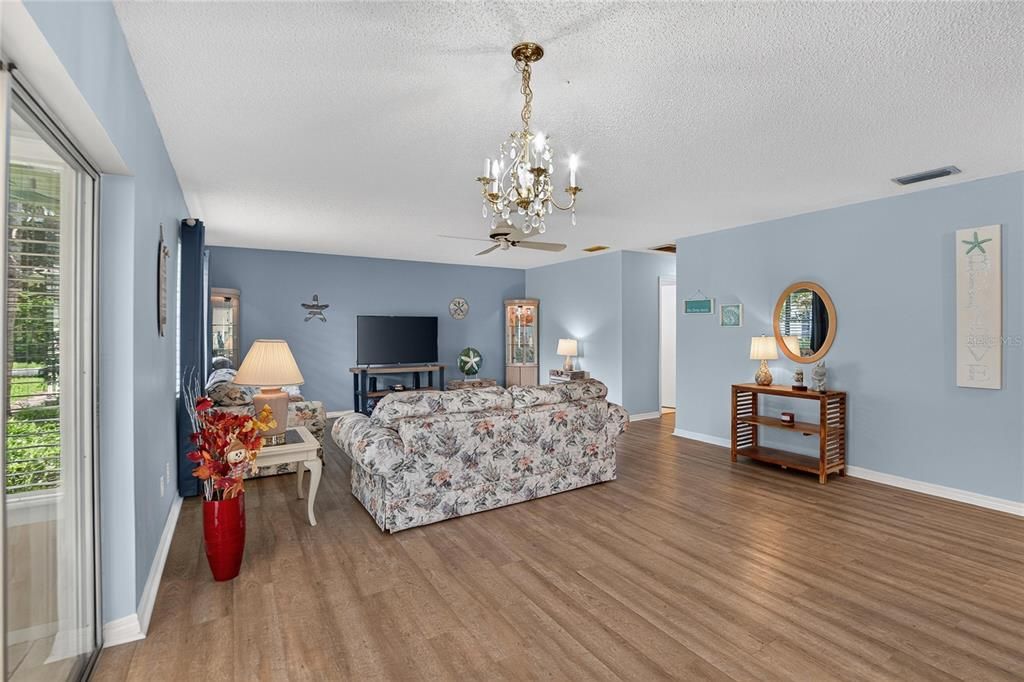 For Sale: $130,000 (2 beds, 2 baths, 1149 Square Feet)