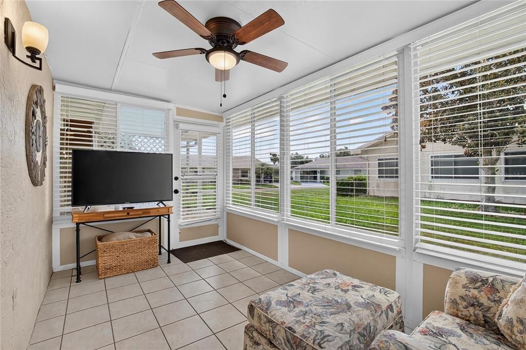 For Sale: $130,000 (2 beds, 2 baths, 1149 Square Feet)