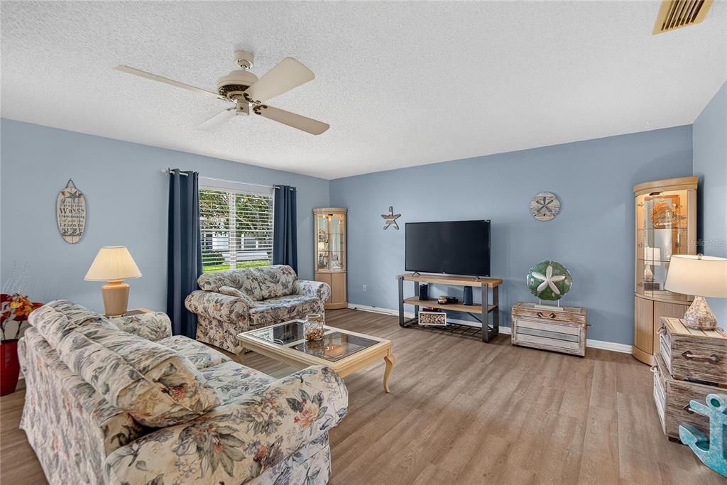 For Sale: $130,000 (2 beds, 2 baths, 1149 Square Feet)
