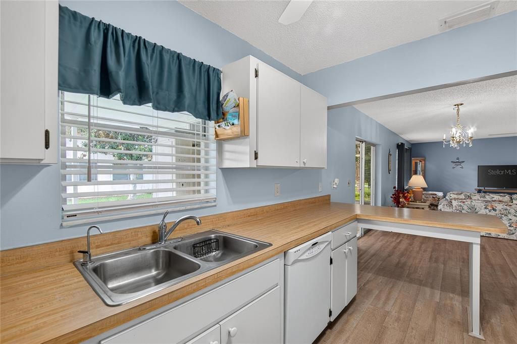 For Sale: $130,000 (2 beds, 2 baths, 1149 Square Feet)