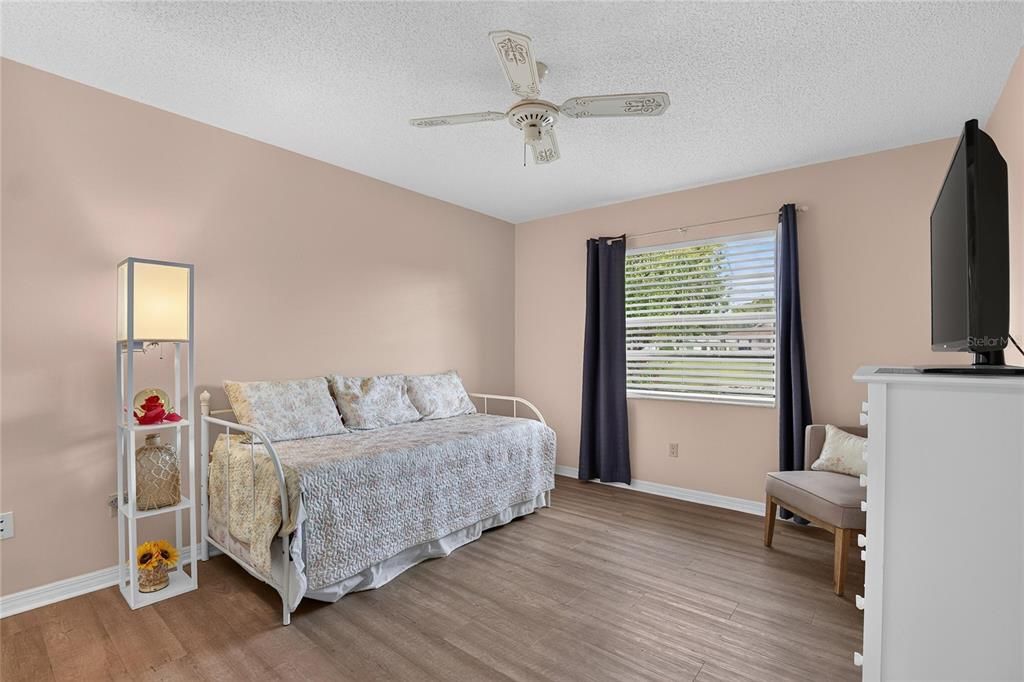 For Sale: $130,000 (2 beds, 2 baths, 1149 Square Feet)