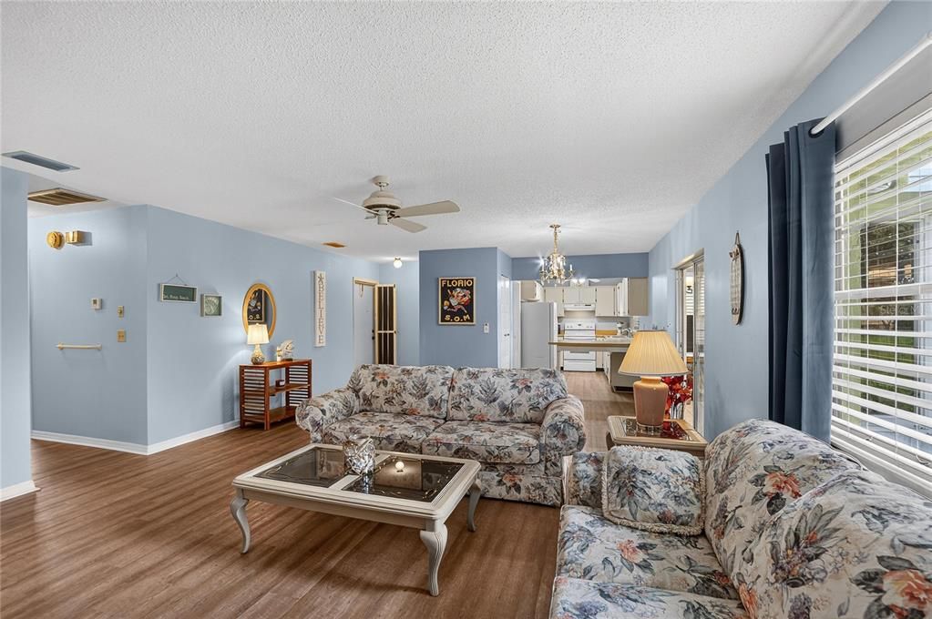 For Sale: $130,000 (2 beds, 2 baths, 1149 Square Feet)