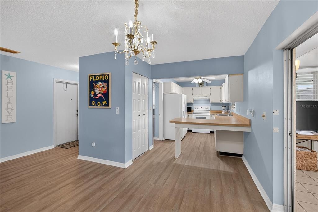 For Sale: $130,000 (2 beds, 2 baths, 1149 Square Feet)