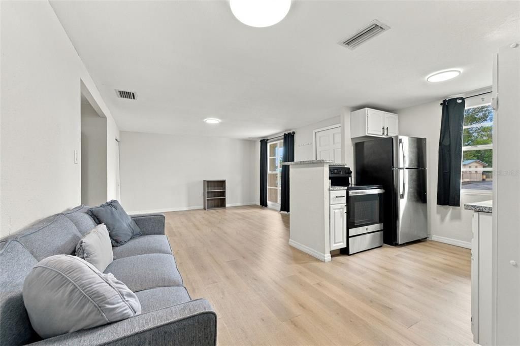 For Sale: $319,900 (4 beds, 2 baths, 1324 Square Feet)