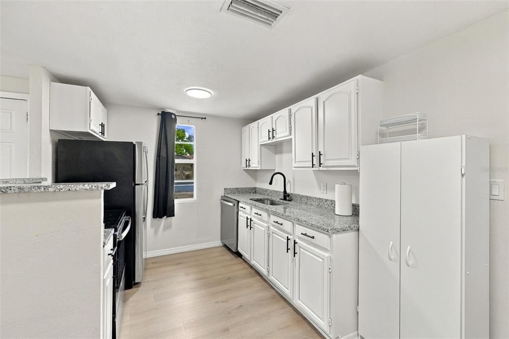 For Sale: $319,900 (4 beds, 2 baths, 1324 Square Feet)