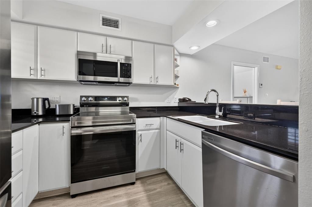 For Sale: $270,000 (3 beds, 3 baths, 1519 Square Feet)