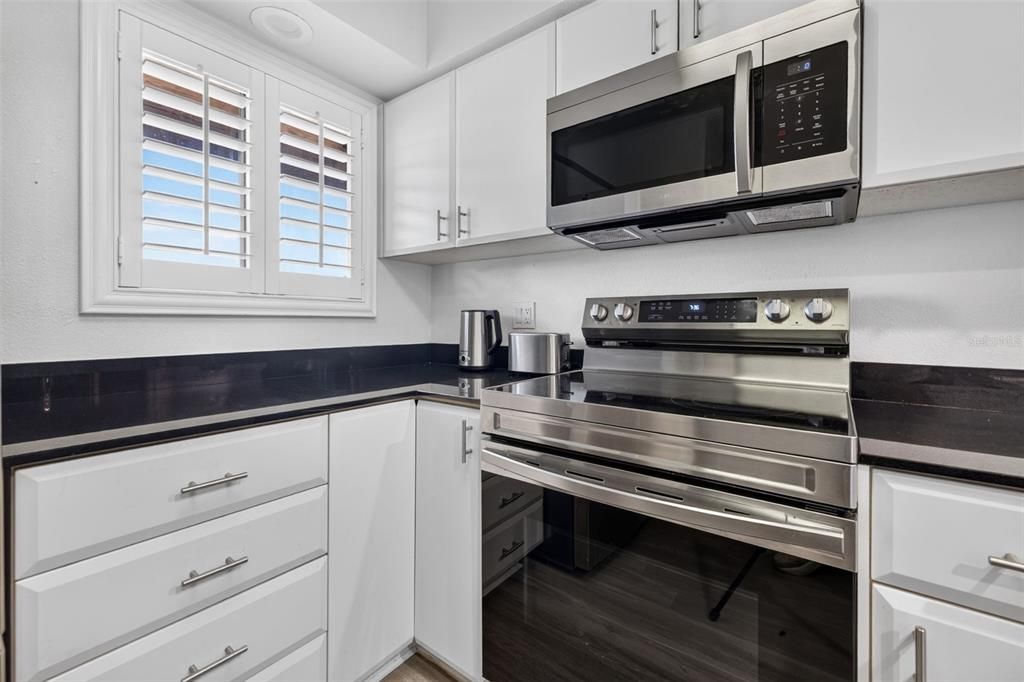 For Sale: $270,000 (3 beds, 3 baths, 1519 Square Feet)