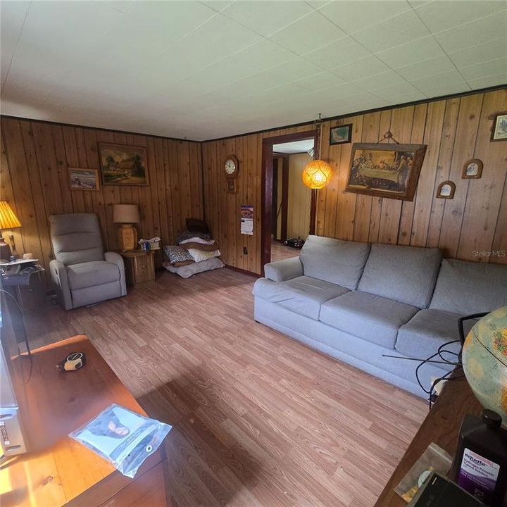 For Sale: $185,000 (3 beds, 1 baths, 840 Square Feet)