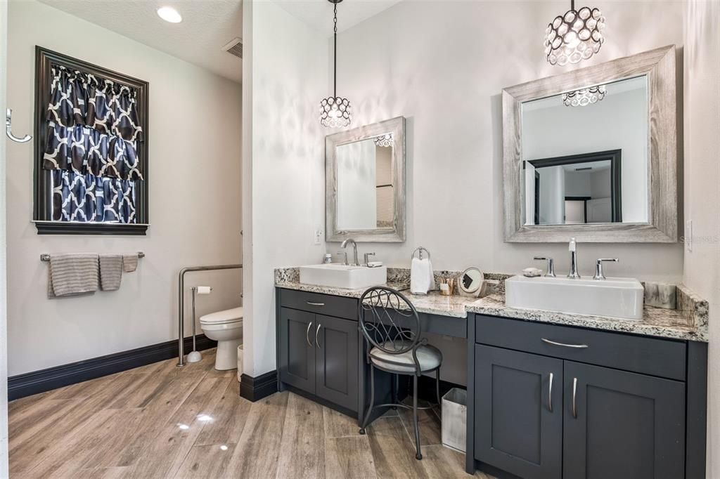 For Sale: $600,000 (2 beds, 2 baths, 2087 Square Feet)