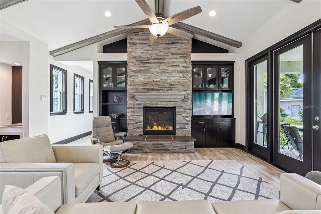 For Sale: $600,000 (2 beds, 2 baths, 2087 Square Feet)
