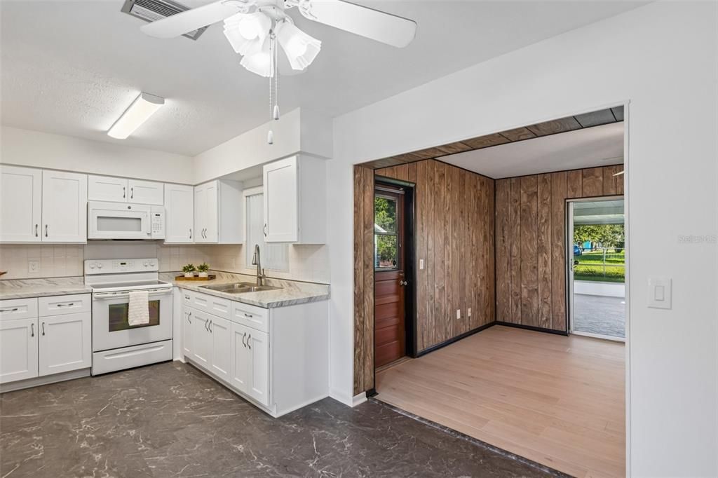 For Sale: $315,000 (3 beds, 2 baths, 1272 Square Feet)