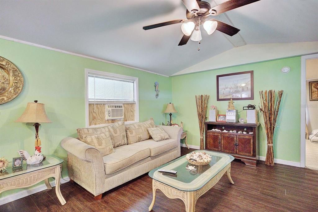 For Sale: $130,000 (2 beds, 2 baths, 938 Square Feet)