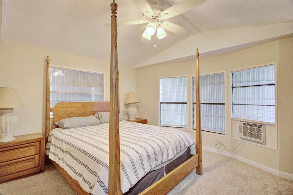 For Sale: $130,000 (2 beds, 2 baths, 938 Square Feet)