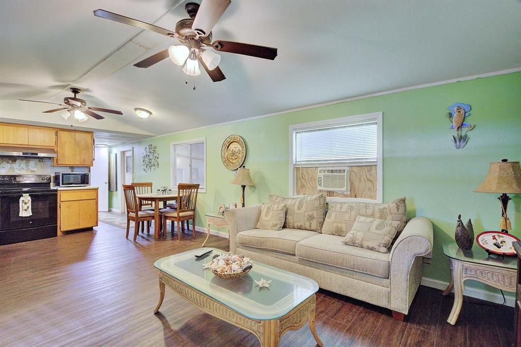 For Sale: $130,000 (2 beds, 2 baths, 938 Square Feet)
