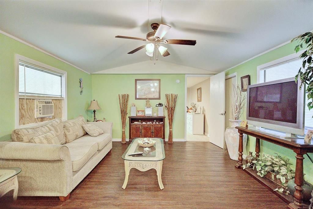 For Sale: $130,000 (2 beds, 2 baths, 938 Square Feet)