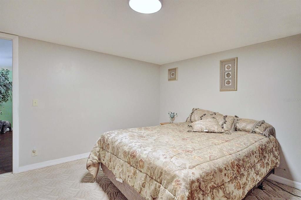 For Sale: $130,000 (2 beds, 2 baths, 938 Square Feet)