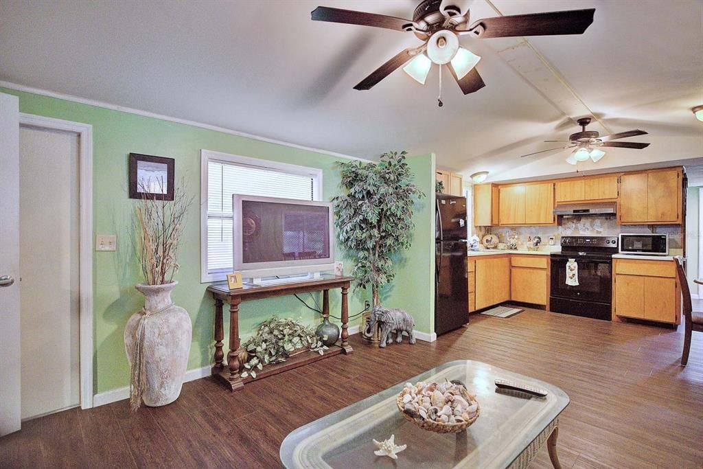 For Sale: $130,000 (2 beds, 2 baths, 938 Square Feet)