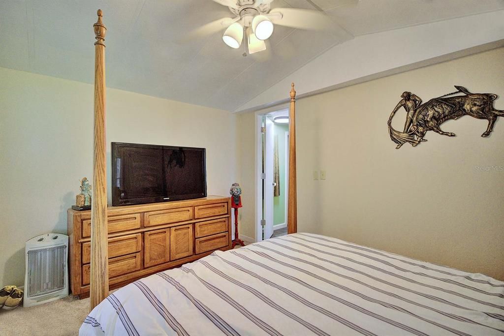 For Sale: $130,000 (2 beds, 2 baths, 938 Square Feet)
