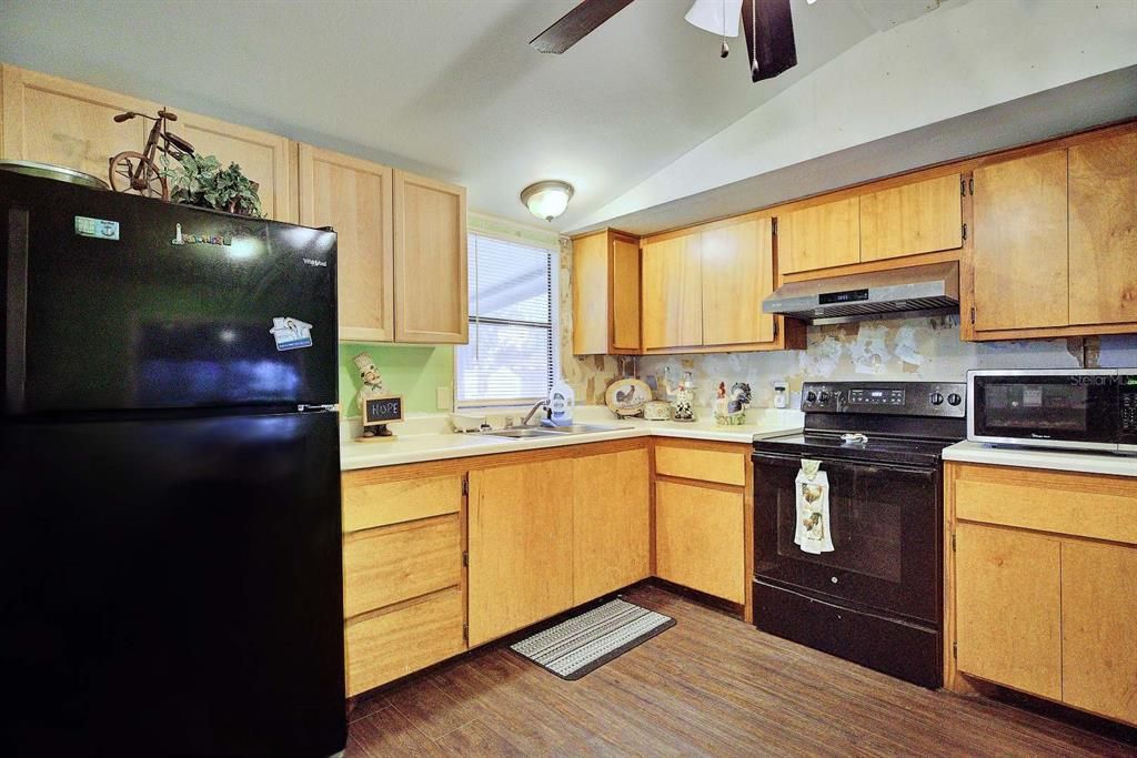For Sale: $130,000 (2 beds, 2 baths, 938 Square Feet)