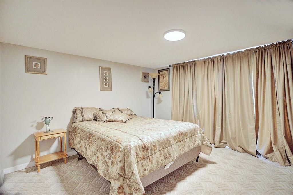 For Sale: $130,000 (2 beds, 2 baths, 938 Square Feet)