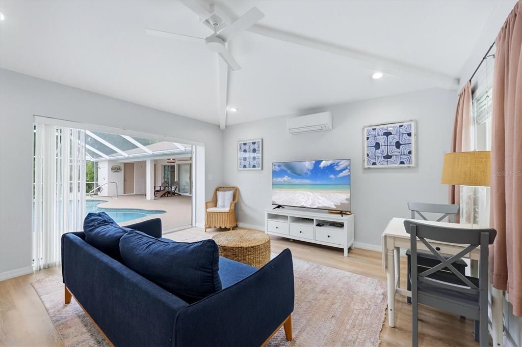 En Venta: $699,950 (5 camas, 3 baños, 2904 Pies cuadrados)