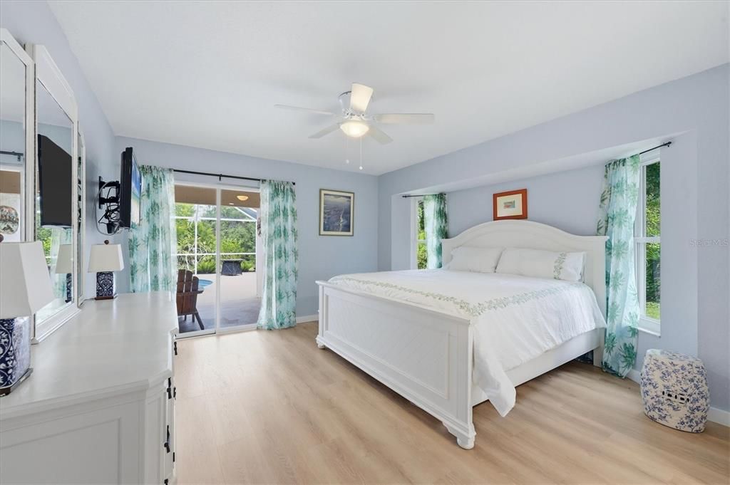 En Venta: $699,950 (5 camas, 3 baños, 2904 Pies cuadrados)