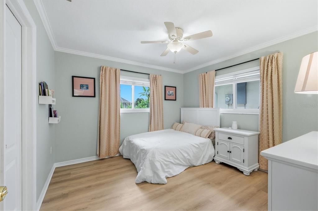 En Venta: $699,950 (5 camas, 3 baños, 2904 Pies cuadrados)