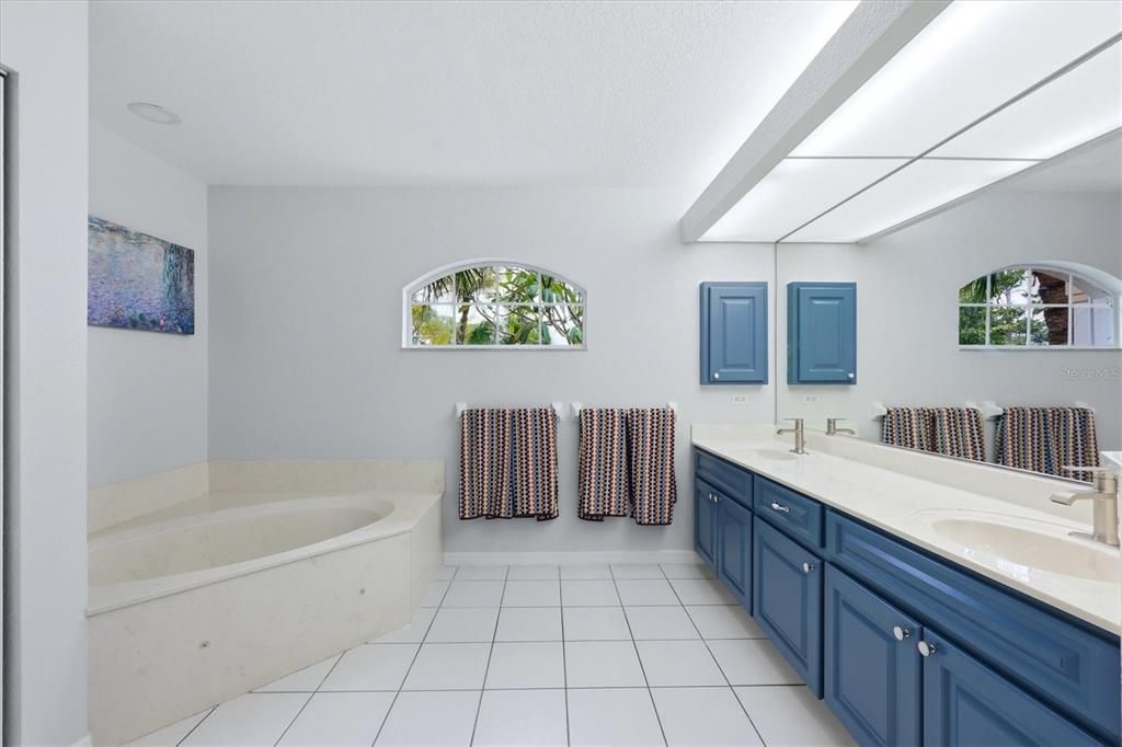 En Venta: $699,950 (5 camas, 3 baños, 2904 Pies cuadrados)